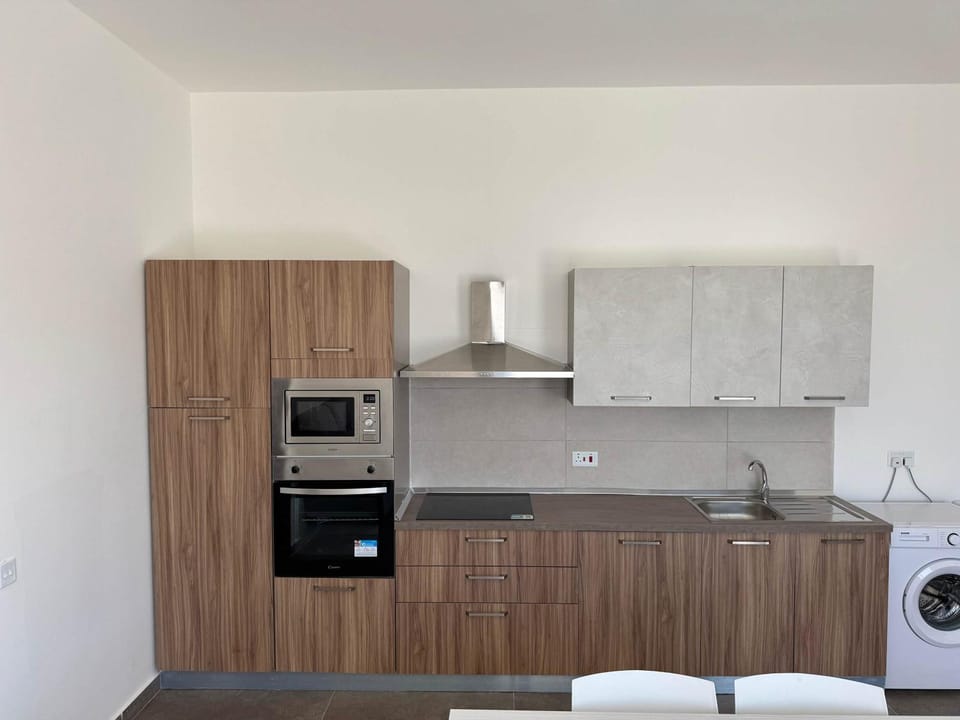 Cozy 1-Bedroom Penthouse - by HostMT Apartment in Malta