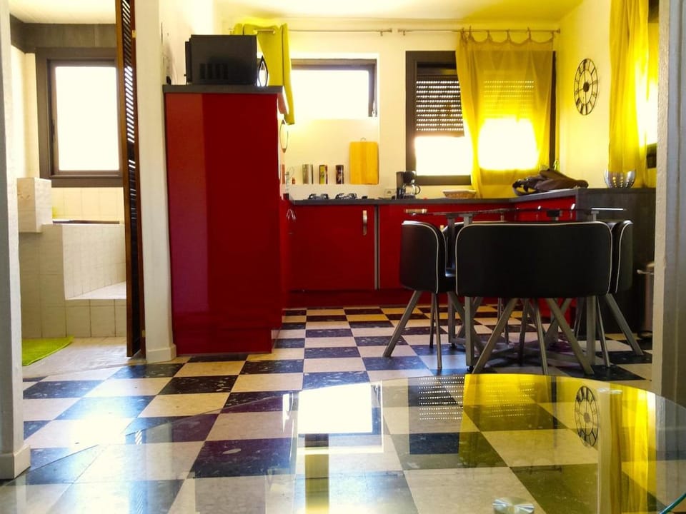 Kitchen or kitchenette, Dining area