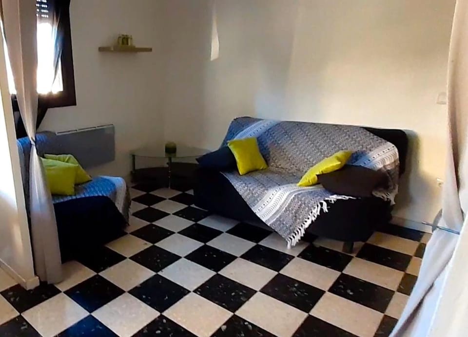 Photo of the whole room, Seating area