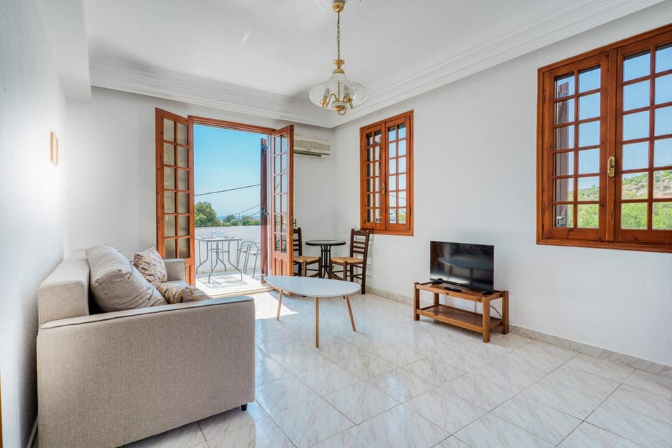 TV and multimedia, Living room, Seating area, Evening entertainment, air conditioner