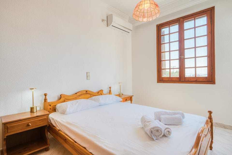 Bed, Photo of the whole room, Bedroom, towels, air conditioner