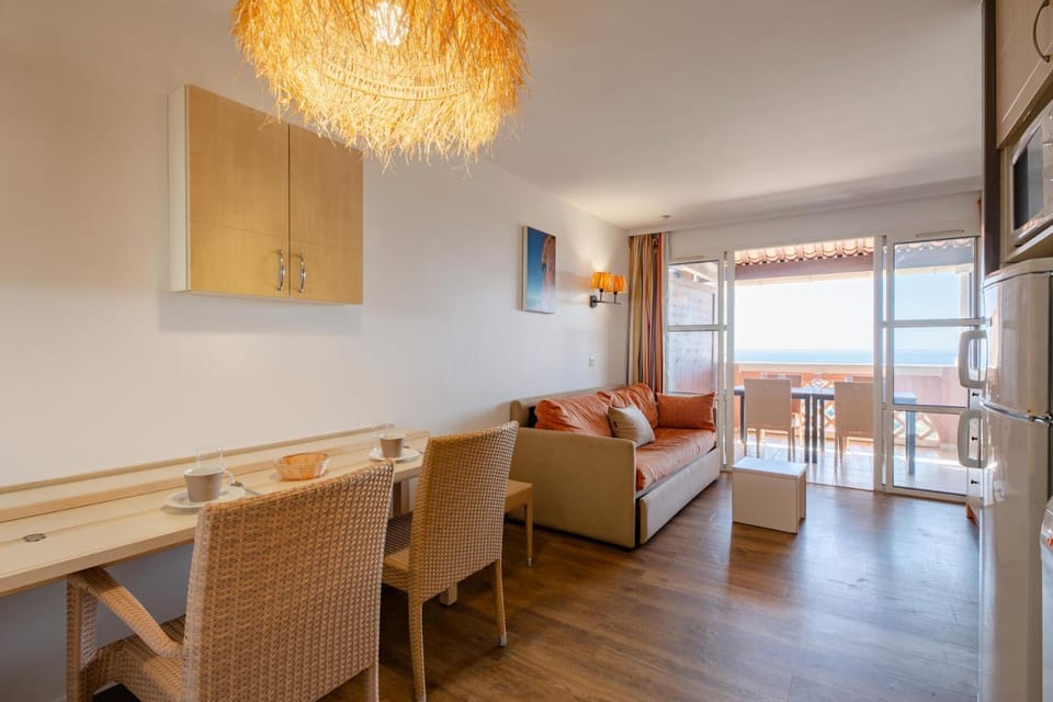 Bed, kitchen