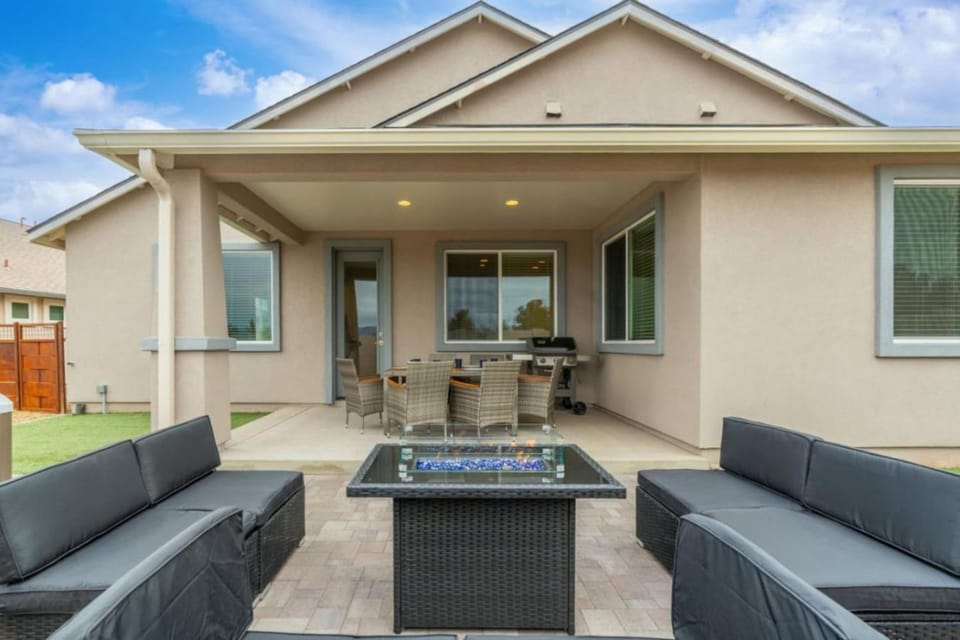 Balcony/Terrace, Seating area, fireplace