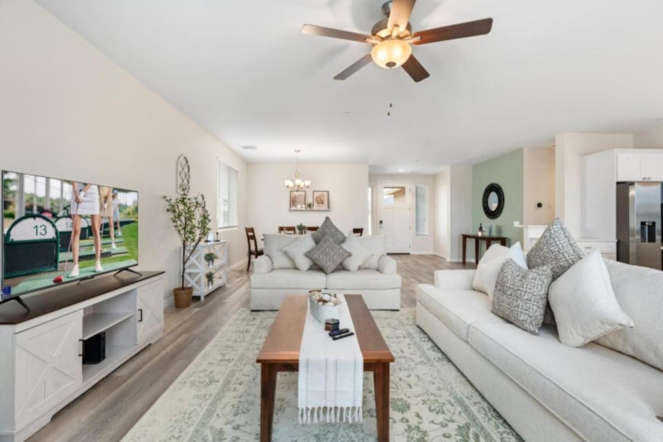TV and multimedia, Living room, Seating area, pet friendly