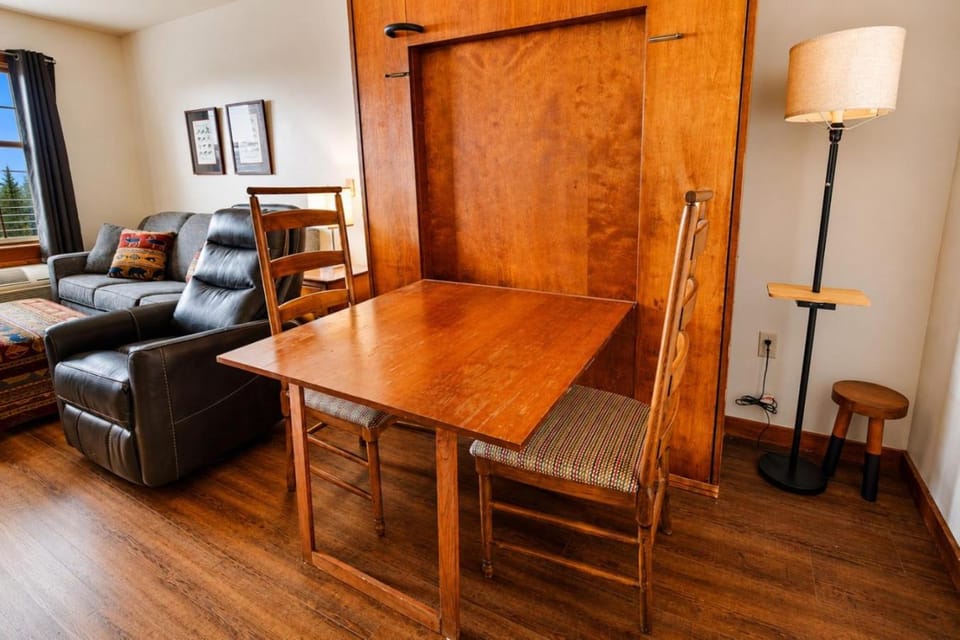 RF149 Village Studio WiFi Beautiful Sunset View Parking Apartment in Snowshoe