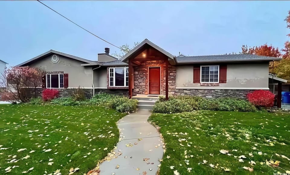 Charming Mountain Retreat with Enclosed Backyard and Artistic Flair House in Millcreek