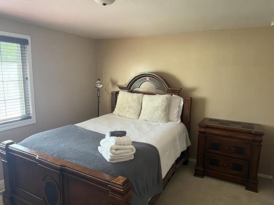 Charming Mountain Retreat with Enclosed Backyard and Artistic Flair House in Millcreek