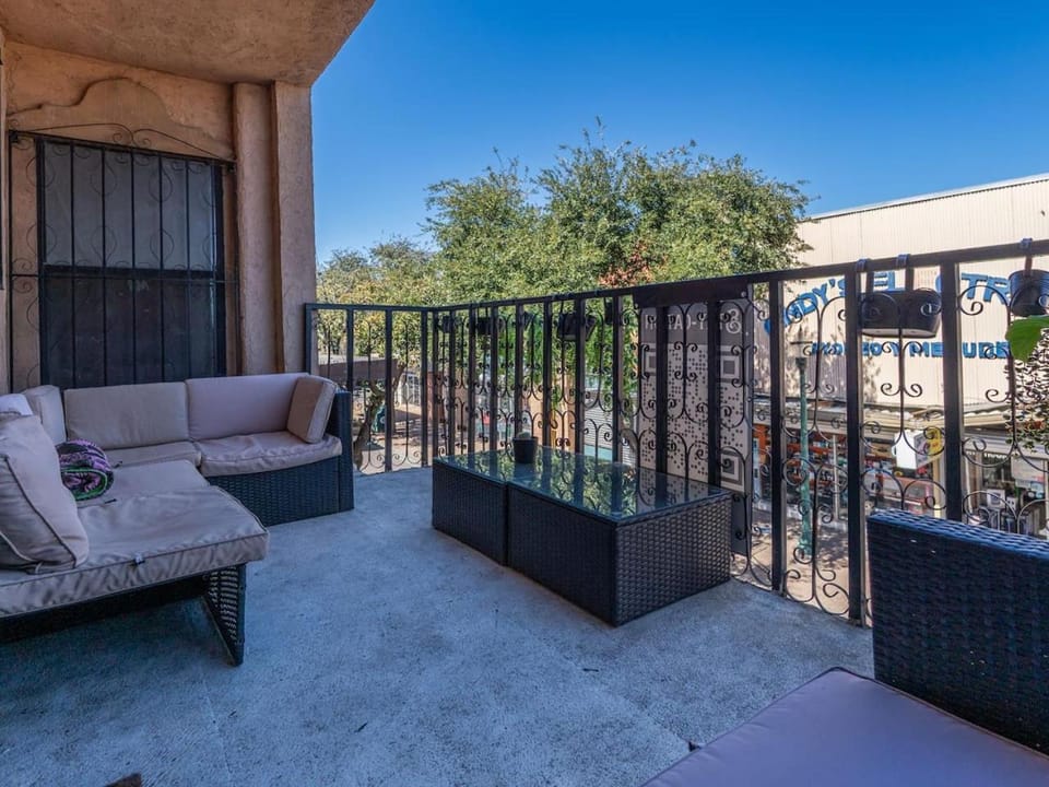 Walk to outlets free designated parking Apartment in Laredo