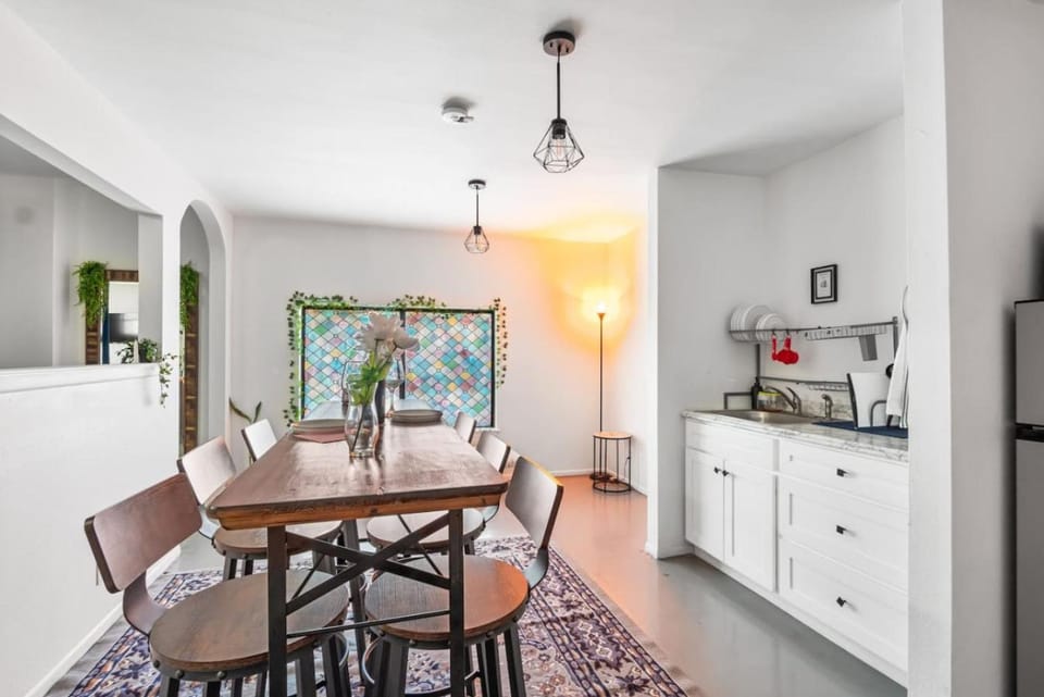 Walk to outlets free designated parking Apartment in Laredo