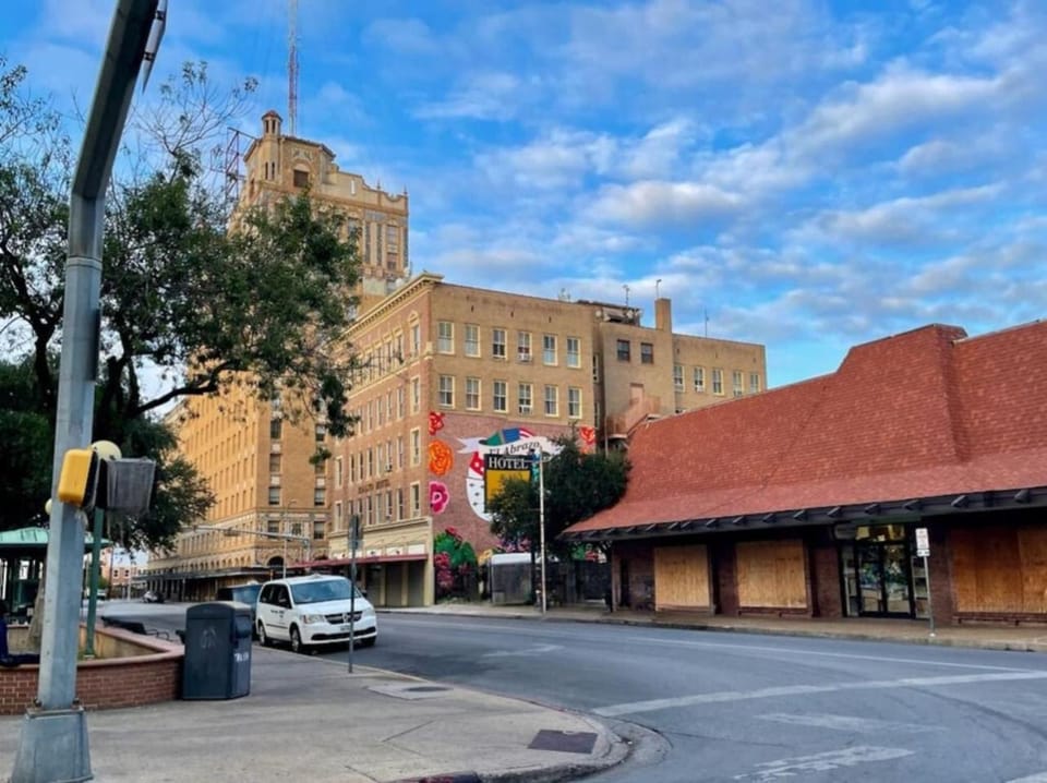 Walk to outlets free designated parking Apartment in Laredo