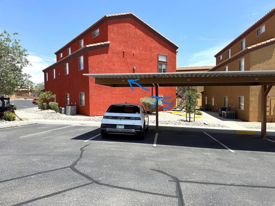Bright and Spacious 2 Story Condo House in Mesquite