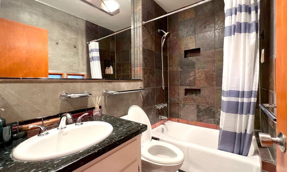 Shower, Toilet, Bathroom, Bath, towels
