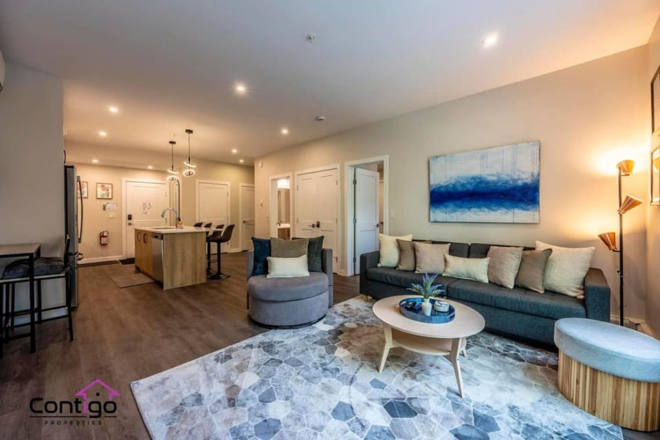 Bed, Living room, Seating area, Dining area, Bedroom