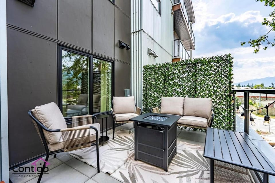 Patio, Day, View (from property/room), Balcony/Terrace, Living room, Seating area