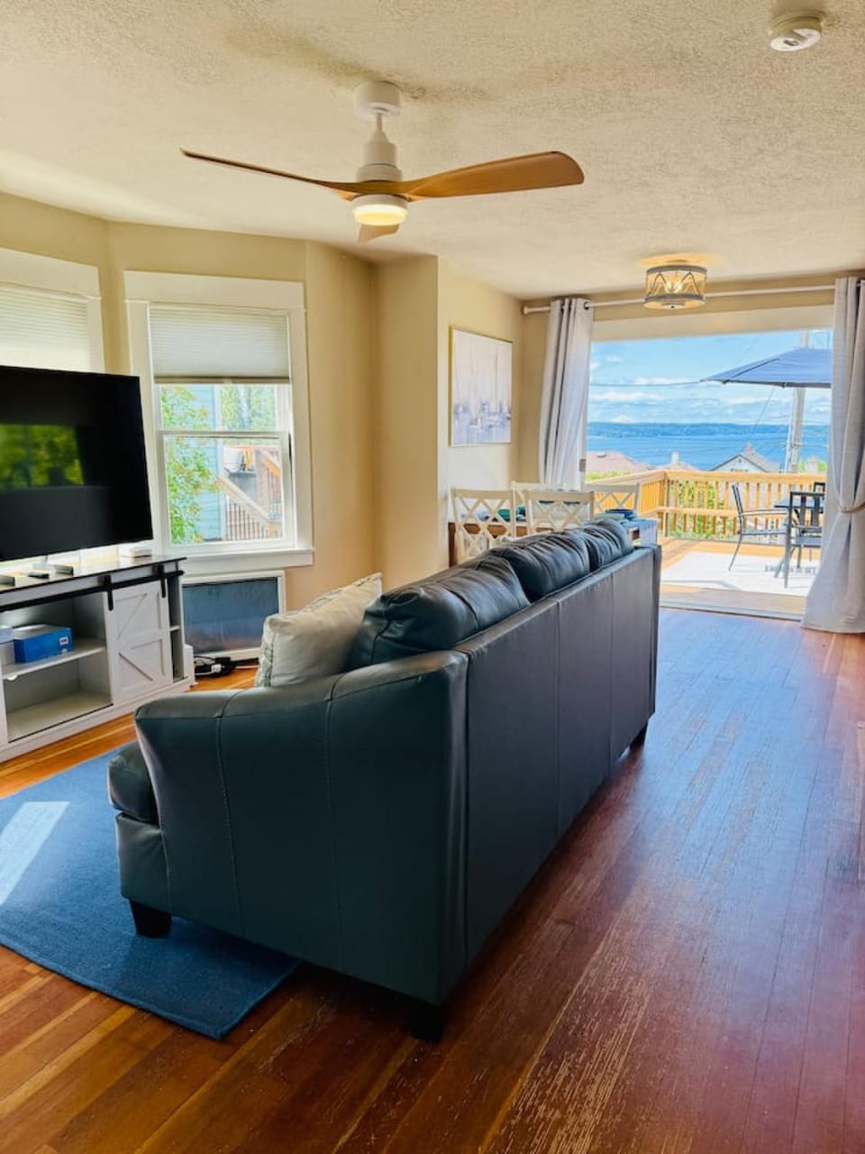 Communal lounge/ TV room, Natural landscape, TV and multimedia, Living room, Seating area, Evening entertainment, Sea view
