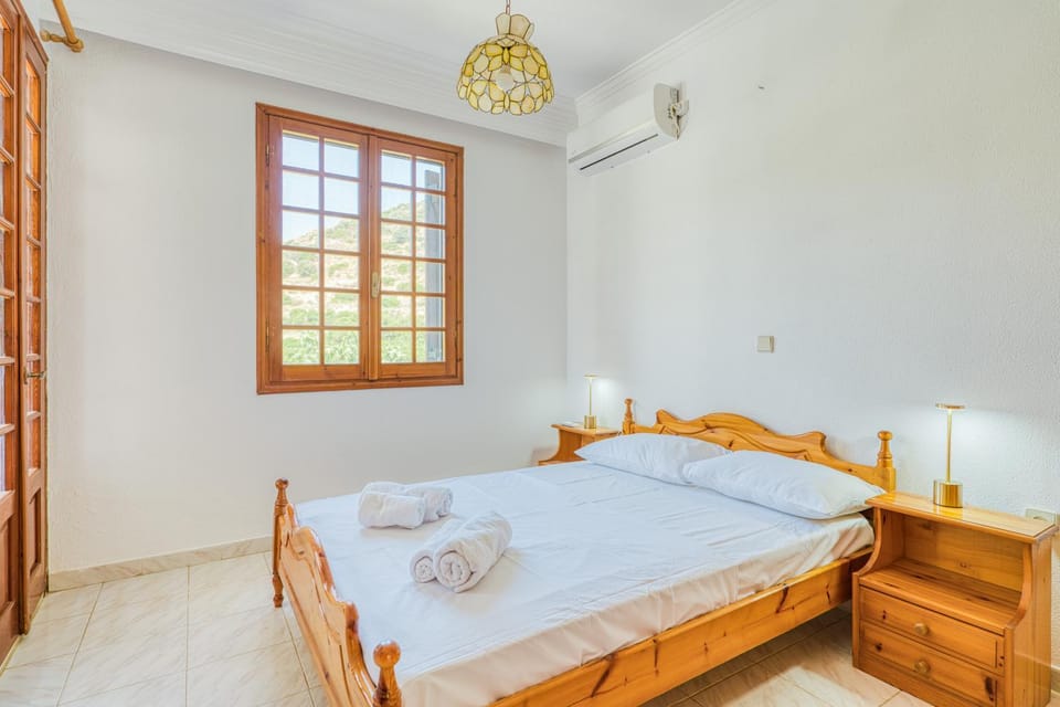 Bed, Bedroom, towels, air conditioner