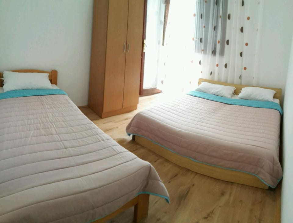 Day, Photo of the whole room