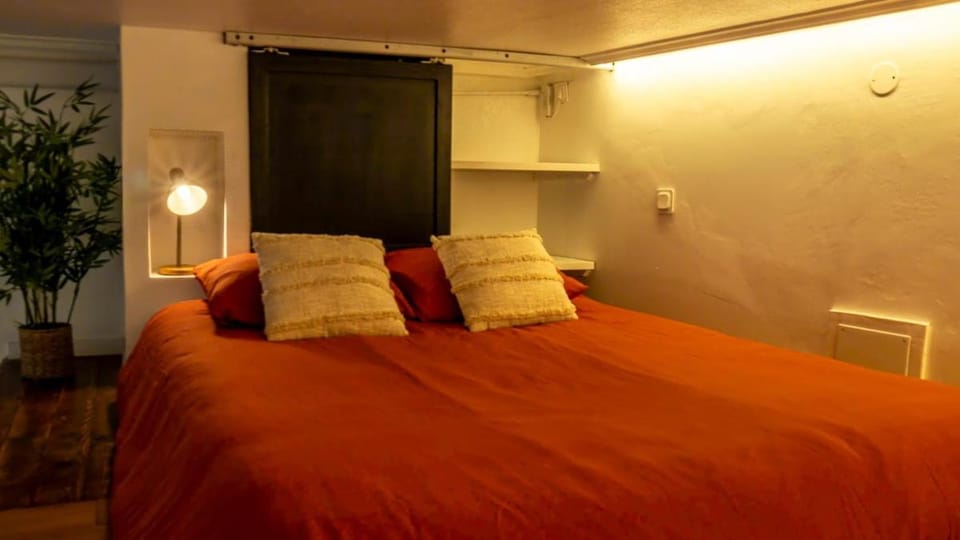 Bed, Photo of the whole room, Bedroom
