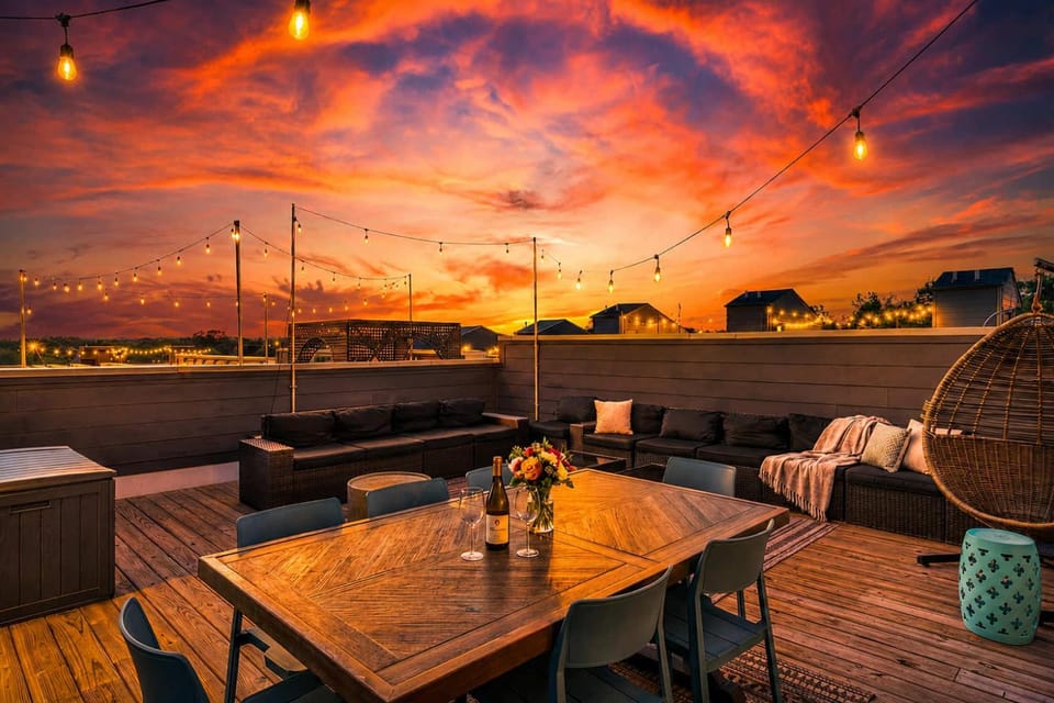 Rooftop Deck 2 Car Garage Near Downtown Nashville House in East Nashville