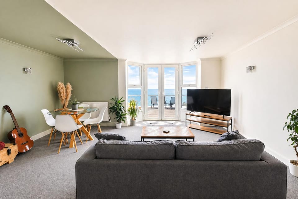 Cliff top apartment with breathtaking ocean views Apartment in Newquay