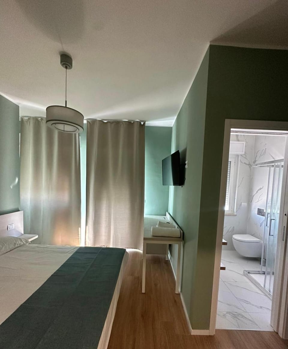 Bed, TV and multimedia, Photo of the whole room, Bedroom, wardrobe