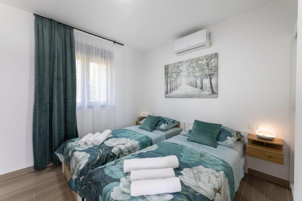 Bed, Photo of the whole room, Bedroom, towels, air conditioner