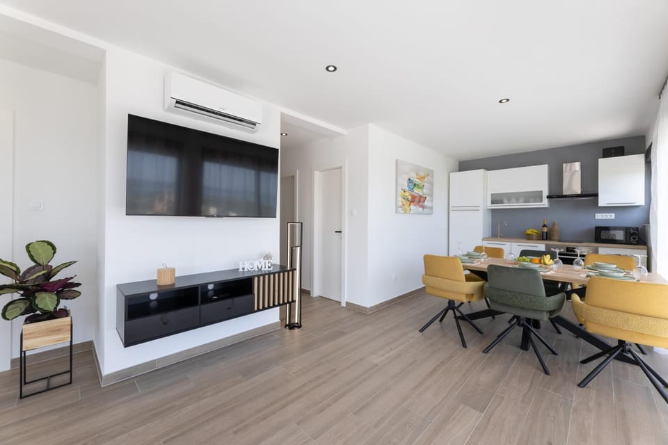 TV and multimedia, Seating area, Dining area, air conditioner