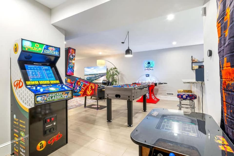 In-Home Arcade Hot Tub Golf Close to Beach House in Old Orchard Beach