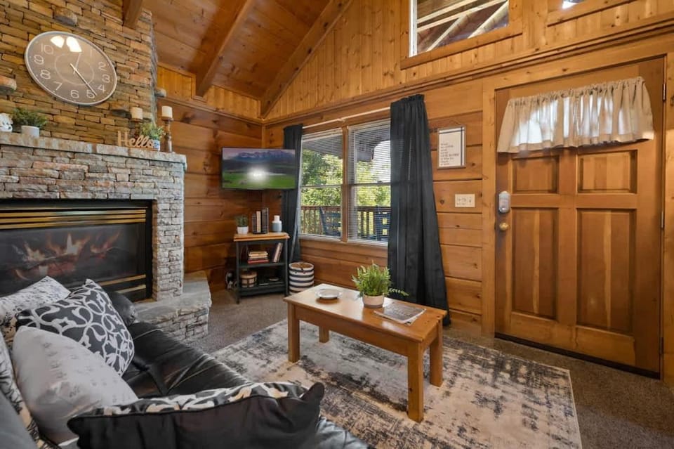 Location Cute Studio Log Cabin Fireplace Hot Tub Cabin in Pigeon Forge