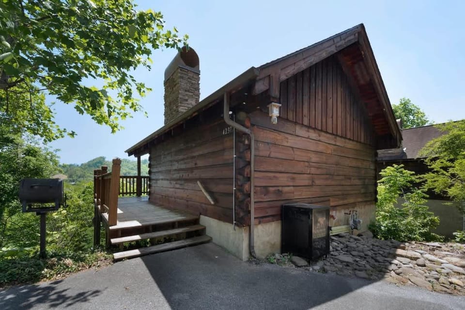 Location Cute Studio Log Cabin Fireplace Hot Tub Cabin in Pigeon Forge