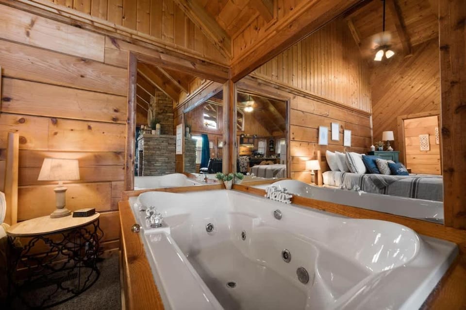 Location Cute Studio Log Cabin Fireplace Hot Tub Cabin in Pigeon Forge