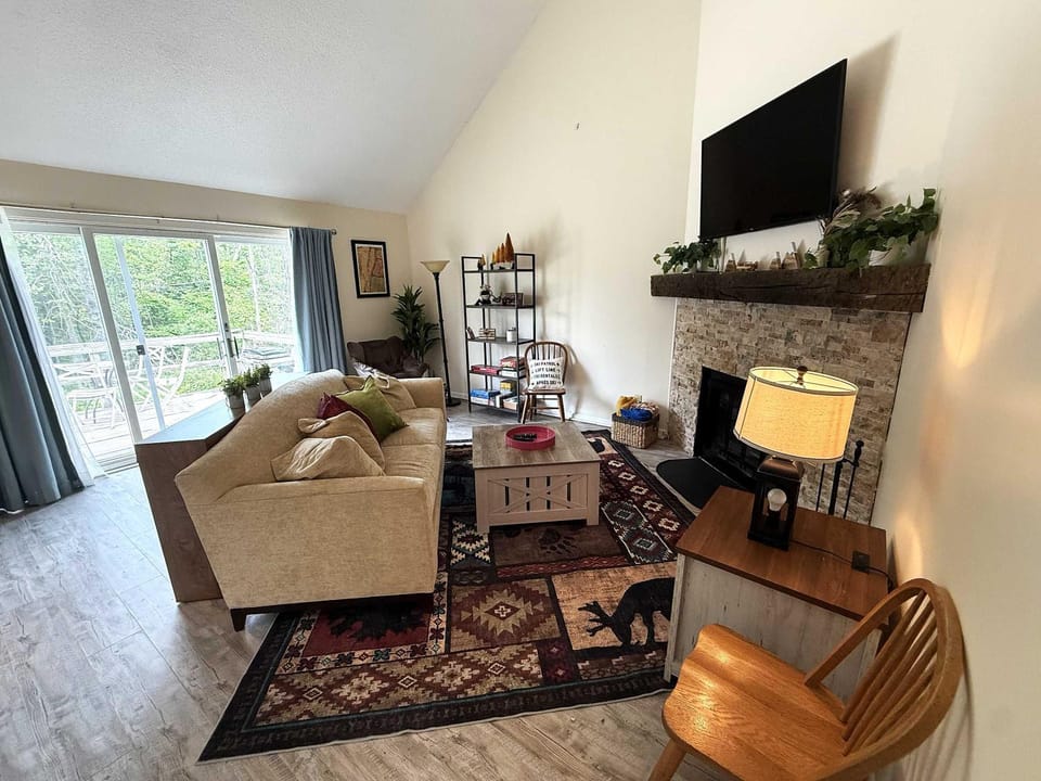 Communal lounge/ TV room, TV and multimedia, Living room, Seating area, Evening entertainment