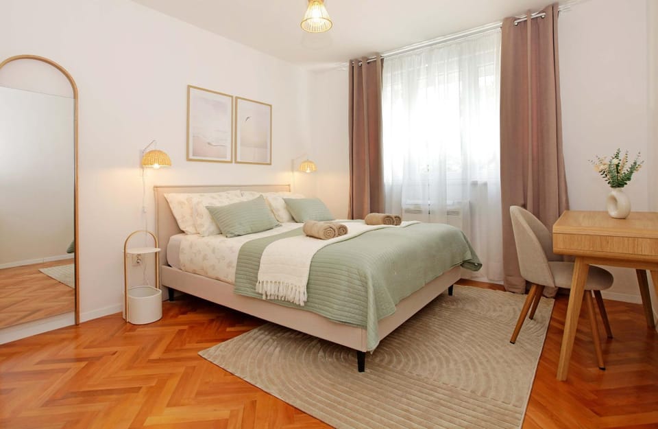 Photo of the whole room, Bedroom