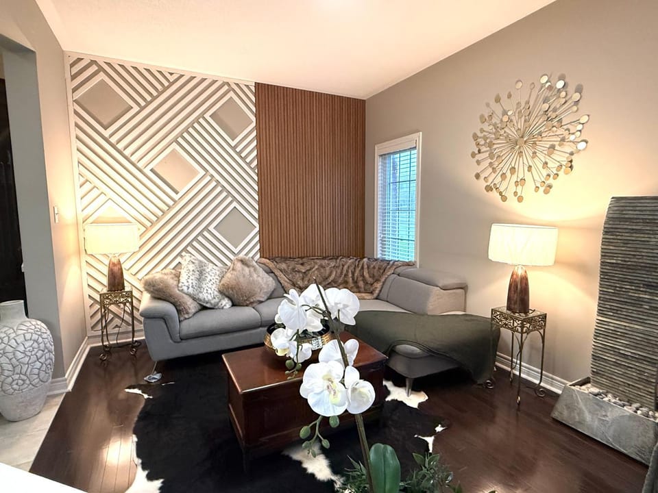 Luxurious Villa 3 Living Rooms, 1 sofa bed, 4 bedrooms, 4 Beds, 4 Toilets, 1 hour To Toronto Villa in Oshawa