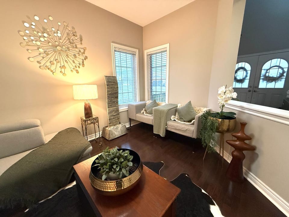 Luxurious Villa 3 Living Rooms, 1 sofa bed, 4 bedrooms, 4 Beds, 4 Toilets, 1 hour To Toronto Villa in Oshawa