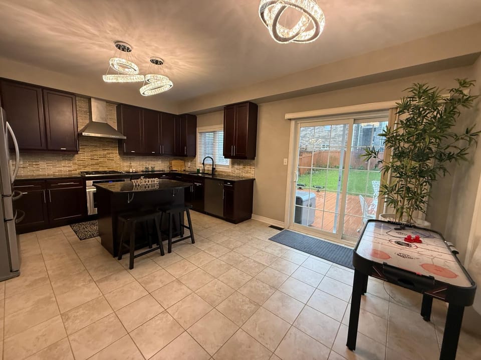 Luxurious Villa 3 Living Rooms, 1 sofa bed, 4 bedrooms, 4 Beds, 4 Toilets, 1 hour To Toronto Villa in Oshawa
