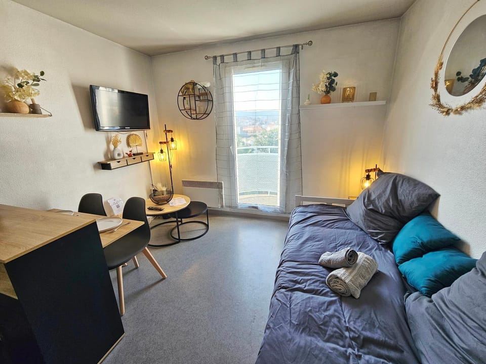 Bed, TV and multimedia, Balcony/Terrace, Living room, Photo of the whole room, Dining area