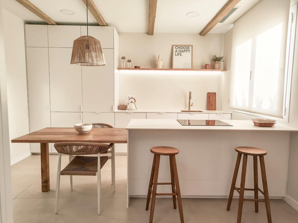 Kitchen or kitchenette, Dining area