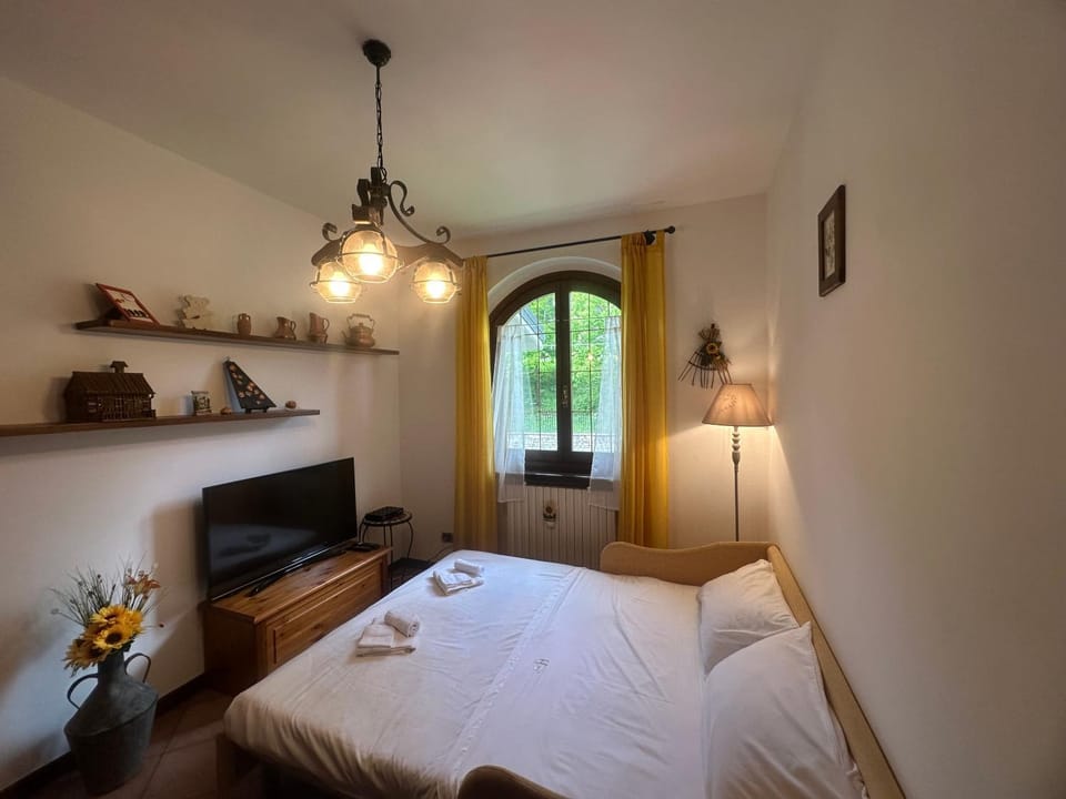 Bed, TV and multimedia, Bedroom