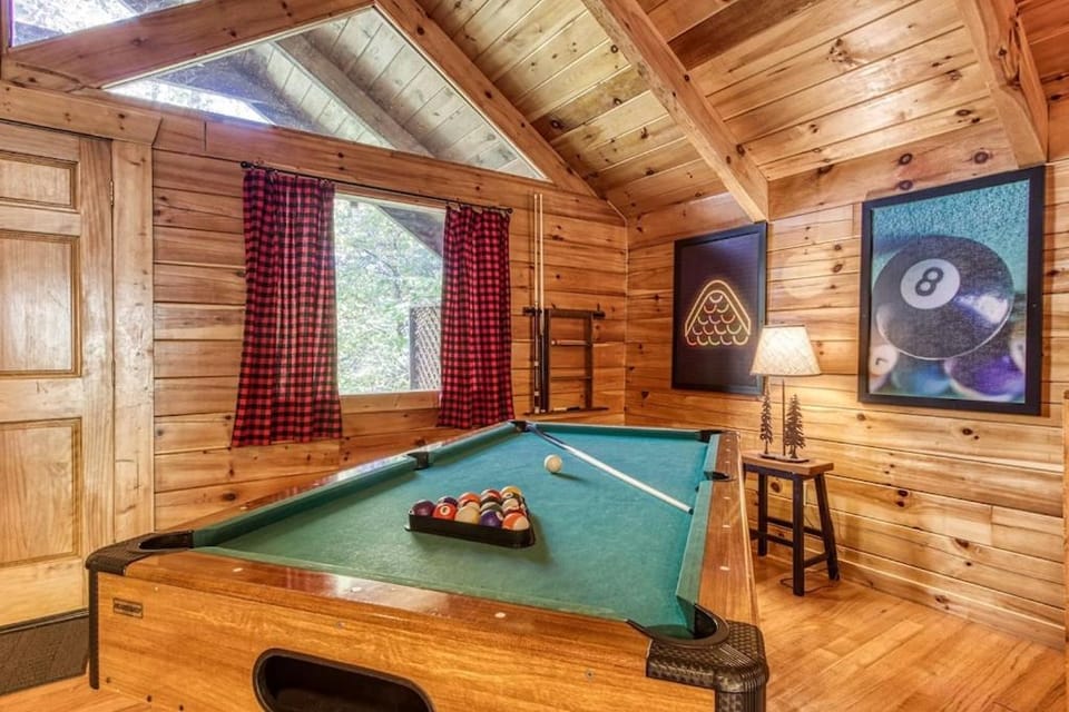 Cozy Bear Lodge By Avada Properties House in Gatlinburg