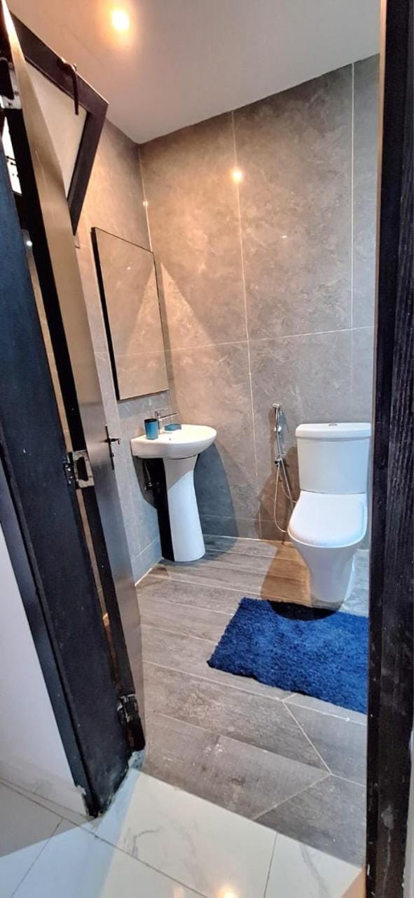 Shower, Toilet