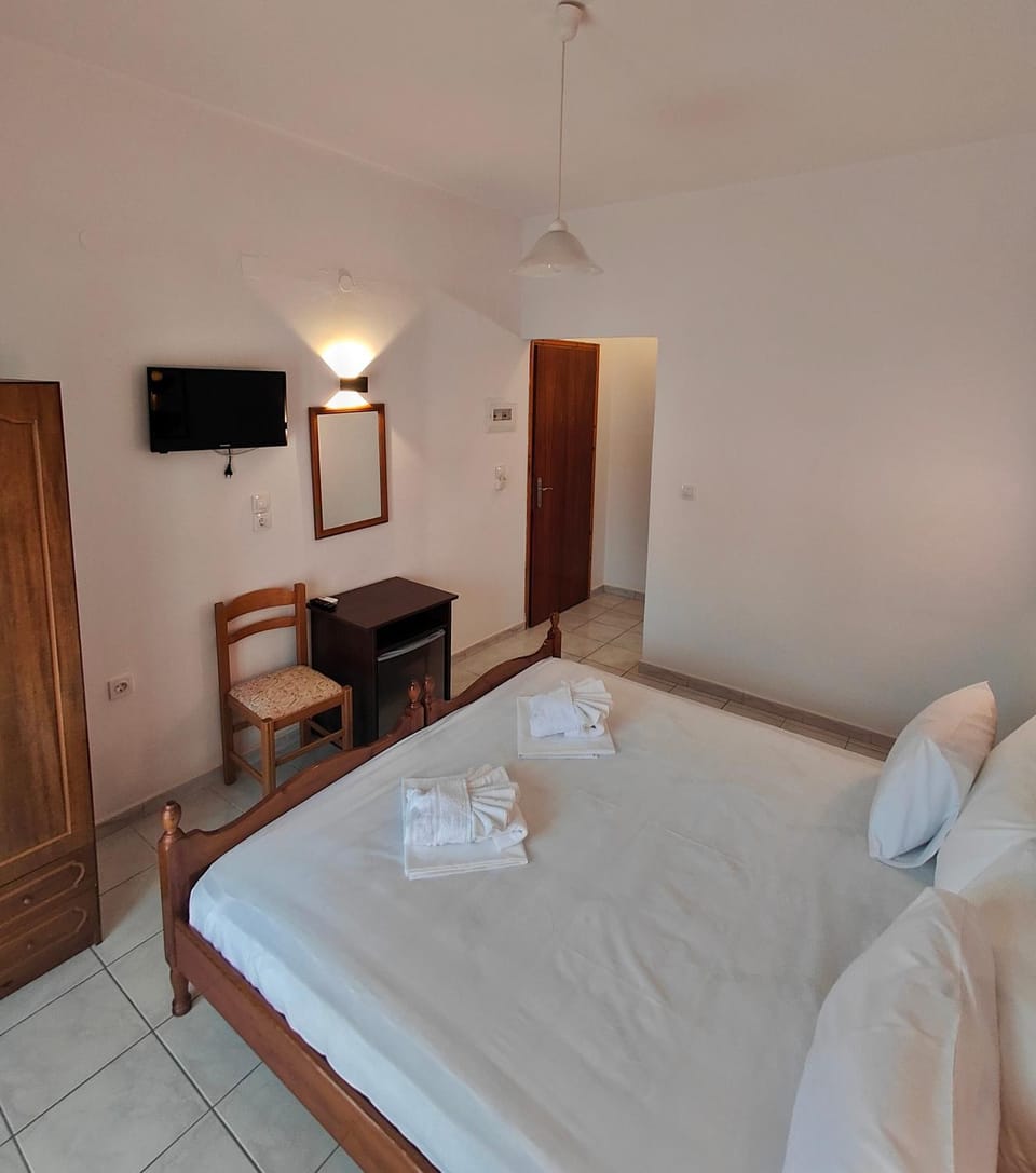 Bed, TV and multimedia, Photo of the whole room, Bedroom, towels, wardrobe