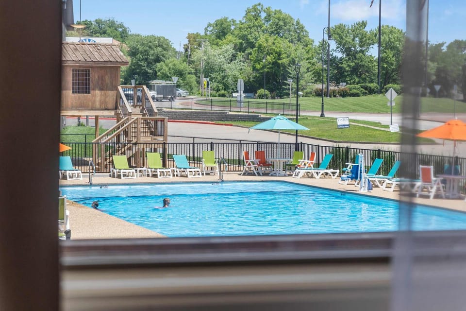Poolside Near the Landing For 2 House in Branson