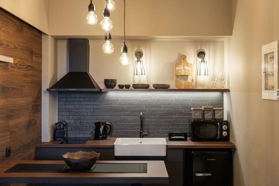 Coffee/tea facilities, Kitchen or kitchenette, stove