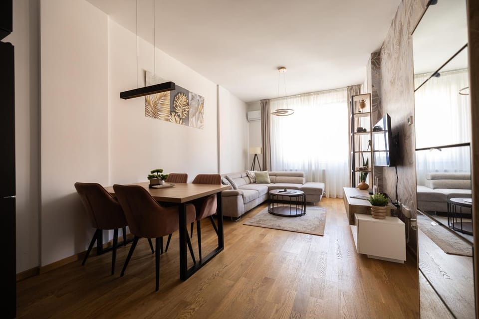 Bed, TV and multimedia, Living room, Photo of the whole room, Seating area, Dining area