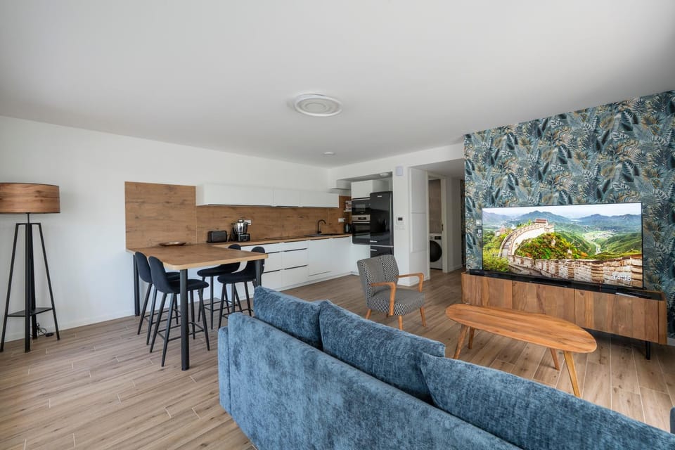 Communal lounge/ TV room, TV and multimedia, Seating area, Dining area