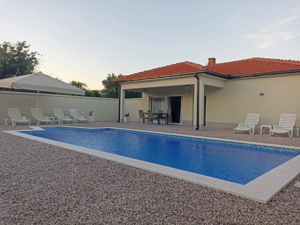 Day, Pool view, Swimming pool, sunbed