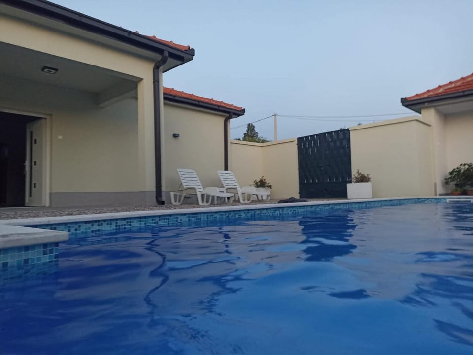 Day, Pool view, Swimming pool, sunbed