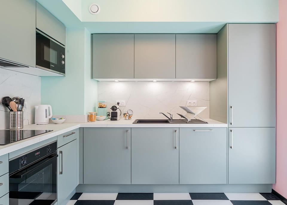 Coffee/tea facilities, dishwasher, microwave, oven, stove, toaster, kitchen