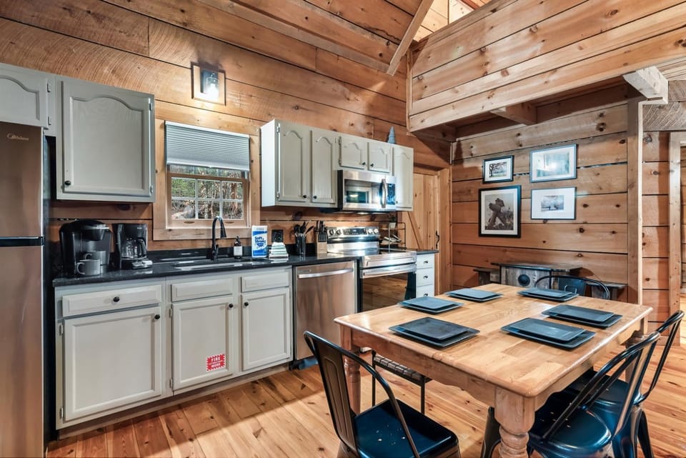 Kitchen or kitchenette, Dining area